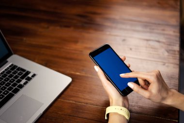 Wo üzerinde boş ekranı olan akıllı telefon kullanan bir kadının görüntüsü