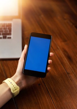 Wo üzerinde boş ekranı olan akıllı telefon kullanan bir kadının görüntüsü