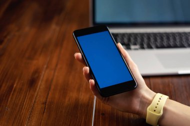 Wo üzerinde boş ekranı olan akıllı telefon kullanan bir kadının görüntüsü