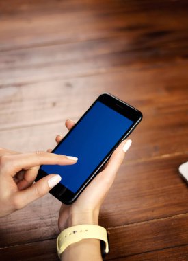 Wo üzerinde boş ekranı olan akıllı telefon kullanan bir kadının görüntüsü