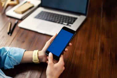 Wo üzerinde boş ekranı olan akıllı telefon kullanan bir kadının görüntüsü