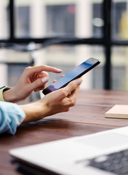 Femme pointant sur l'écran du smartphone, bavardant sur les réseaux sociaux — Photo