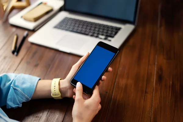 Imagen burlona de una mujer usando un teléfono inteligente con pantalla en blanco en wo —  Fotos de Stock