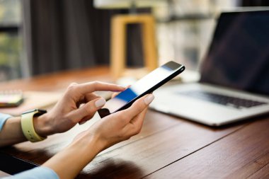 Akıllı telefon ekranındaki kadın sosyal ağlarda sohbet ediyor.