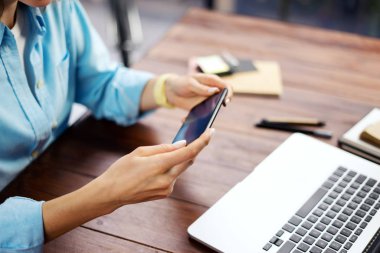 Akıllı telefon ekranındaki kadın sosyal ağlarda sohbet ediyor.