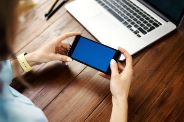 Akıllı telefonu yatay olarak tutan kadınların fotoğraflarını kapat. 