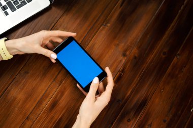 Akıllı telefonu yatay olarak tutan kadınların fotoğraflarını kapat. 