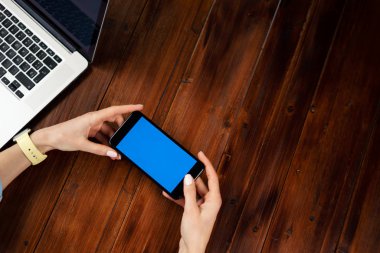 Akıllı telefonu yatay olarak tutan kadınların fotoğraflarını kapat. 