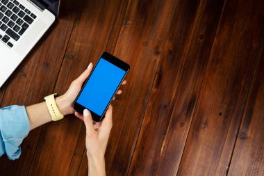 Wo üzerinde boş ekranı olan akıllı telefon kullanan bir kadının görüntüsü