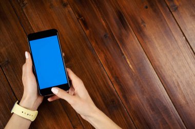 Wo üzerinde boş ekranı olan akıllı telefon kullanan bir kadının görüntüsü