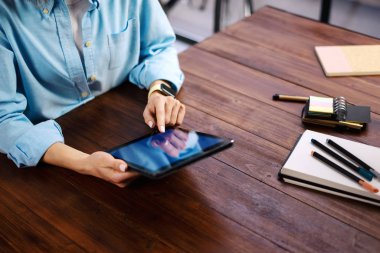 Kadın dijital tablet ekranı işaret ediyor, sosyal ağda sohbet ediyor