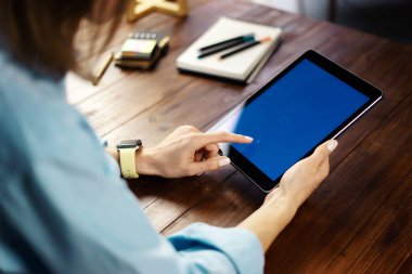 Boş ekranlı dijital tablet kullanan bir kadının görüntüsü