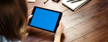Boş ekranlı dijital tablet kullanan bir kadının görüntüsü
