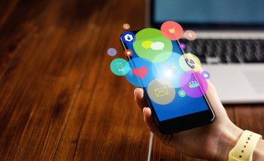 Medya ve sosyal ağlarla akıllı telefon tutan kadın