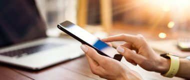Akıllı telefon ekranındaki kadın sosyal ağlarda sohbet ediyor.