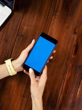 Wo üzerinde boş ekranı olan akıllı telefon kullanan bir kadının görüntüsü