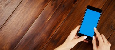 Wo üzerinde boş ekranı olan akıllı telefon kullanan bir kadının görüntüsü