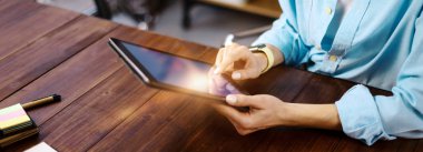 Kadın dijital tablet ekranı işaret ediyor, sosyal ağda sohbet ediyor