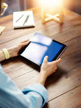 Kadın dijital tablet ekranı işaret ediyor, sosyal ağda sohbet ediyor