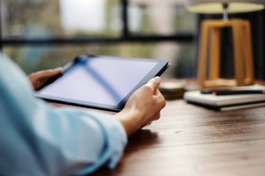Kadın dijital tablet ekranı işaret ediyor, sosyal ağda sohbet ediyor