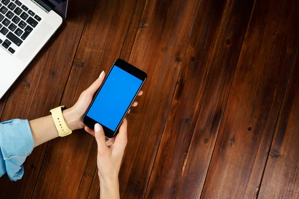 Wo üzerinde boş ekranı olan akıllı telefon kullanan bir kadının görüntüsü