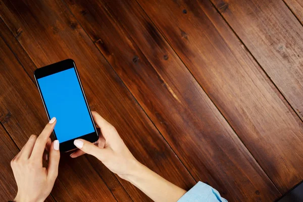 Wo üzerinde boş ekranı olan akıllı telefon kullanan bir kadının görüntüsü