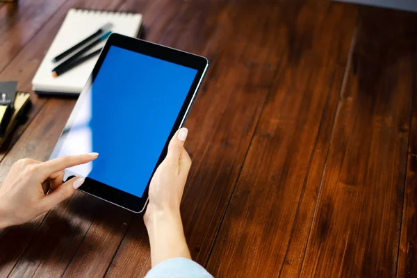 Image maquette d'une femme utilisant une tablette numérique avec écran vierge o — Photo