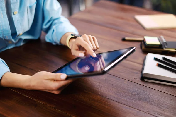 Frau zeigt auf digitalen Tablet-Bildschirm, chattet in sozialen Netzwerken — Stockfoto