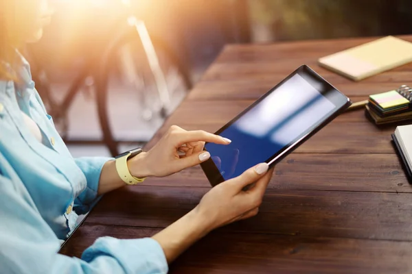 Frau zeigt auf digitalen Tablet-Bildschirm, chattet in sozialen Netzwerken — Stockfoto