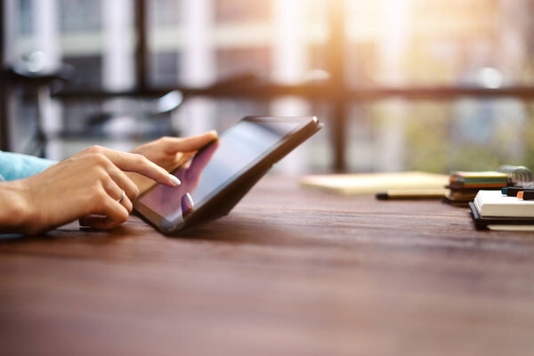 Женщина, указывающая на экран цифрового планшета, болтающая в социальных сетях
