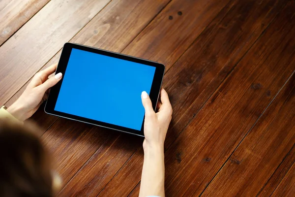 Mockup beeld van een vrouw met behulp van digitale tablet met leeg scherm o — Stockfoto
