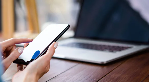 Mujer señalando en la pantalla del teléfono inteligente, charlando en las redes sociales — Foto de Stock