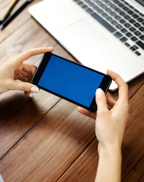 Primer plano de la foto de manos femeninas sosteniendo el teléfono inteligente horizontalmente . —  Fotos de Stock