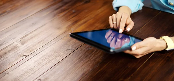 Mujer señalando en la pantalla de la tableta digital, charlando en la red social —  Fotos de Stock