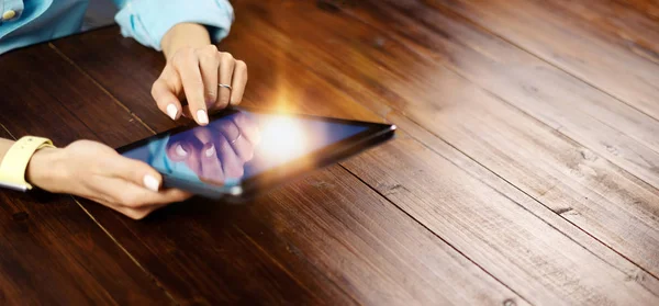 Mujer señalando en la pantalla de la tableta digital, charlando en la red social —  Fotos de Stock