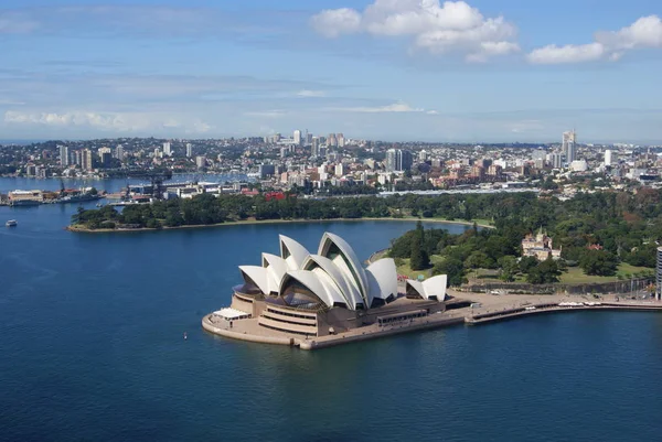 悉尼港湾大桥看悉尼歌剧院 — 图库照片