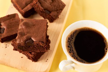  Bir tablo üzerinde ev yapımı kek