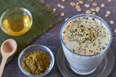 Kenevir, tohum ve bal güler yüzlü kabuklu