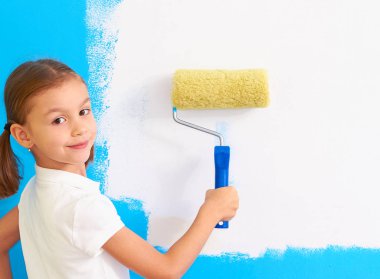 Rulo bir duvar yanındaki kızla 