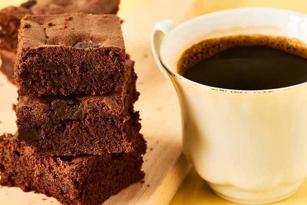 Hjemmelagde brownies på et bord – stockfoto