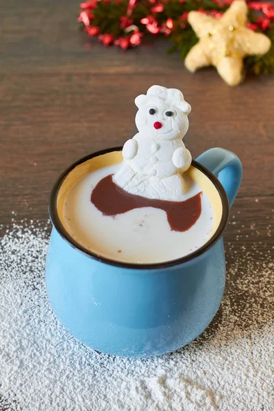 Chocolate caliente con malvavisco muñeco de nieve —  Fotos de Stock