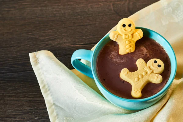 Chocolate quente com estatuetas de marshmallow — Fotografia de Stock