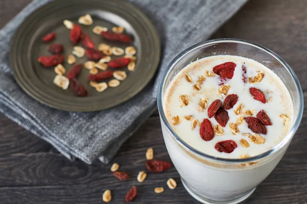 Vegan smoothie with oats milk and goji berries — Stock Photo, Image