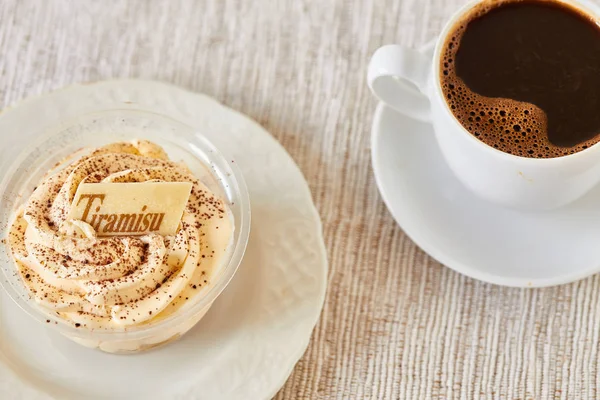 Tarta de tiramisú en un vaso visto desde arriba —  Fotos de Stock