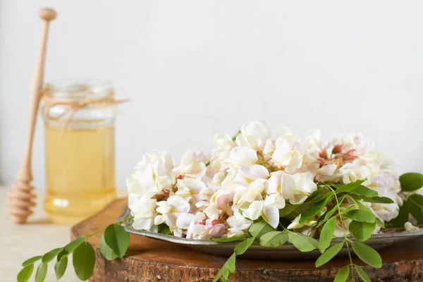Акация цветы и мед — стоковое фото