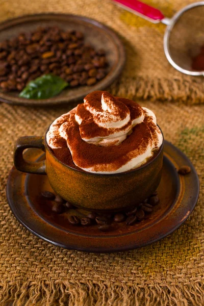 Tasse à café avec crème fouettée — Photo