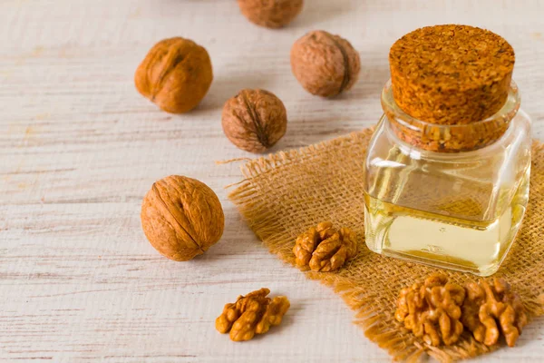 Aceite de nuez y nueces sobre fondo limpio —  Fotos de Stock