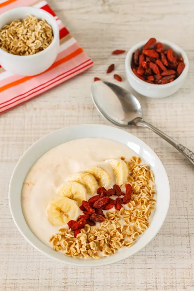Yogurt with banana,goji berries and oats — Stock Photo, Image