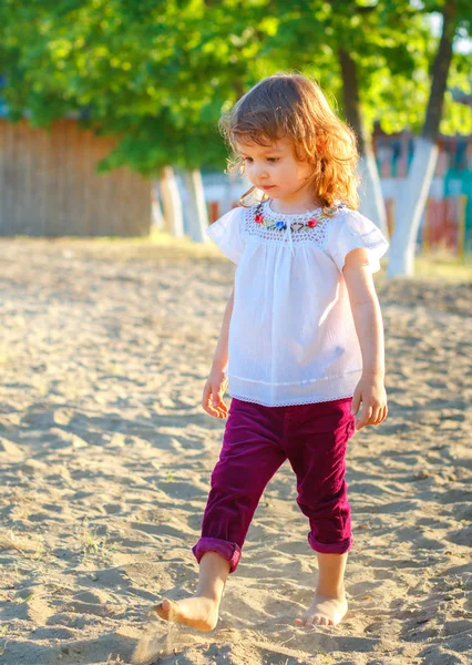 Dziewczynka bawi się piasku w parku — Zdjęcie stockowe