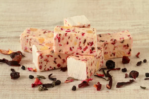 Torrone fatto in casa con frutta secca rossa — Foto Stock